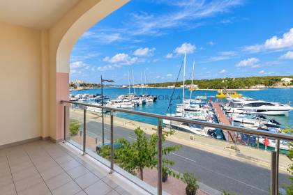 Magnífico dúplex en primera línea del puerto de Mahón.