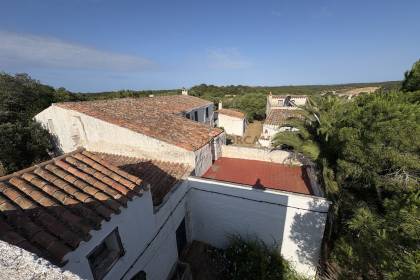 Finca rústica en Menorca con varias edificaciones, piscina, electricidad de red y pozo propio