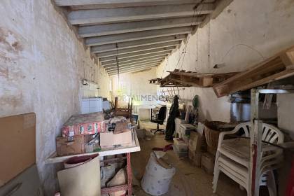 Finca rústica en Menorca con varias edificaciones, piscina, electricidad de red y pozo propio