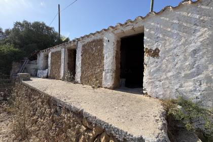 Finca rústica en Menorca con varias edificaciones, piscina, electricidad de red y pozo propio