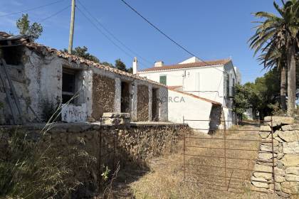 Finca rústica en Menorca con varias edificaciones, piscina, electricidad de red y pozo propio