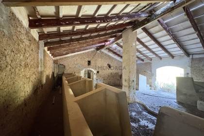 Finca rústica en Menorca con varias edificaciones, piscina, electricidad de red y pozo propio
