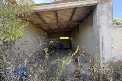 Finca rústica en Menorca con varias edificaciones, piscina, electricidad de red y pozo propio