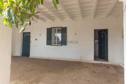 Finca rústica en Menorca con varias edificaciones, piscina, electricidad de red y pozo propio