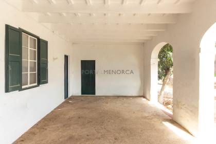 Finca rústica en Menorca con varias edificaciones, piscina, electricidad de red y pozo propio