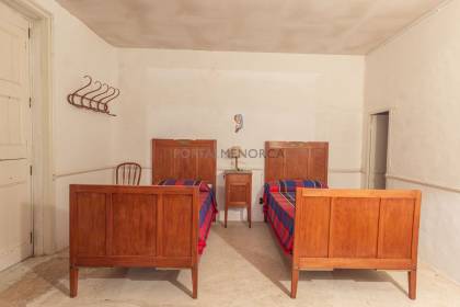 Finca rústica en Menorca con varias edificaciones, piscina, electricidad de red y pozo propio