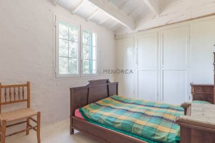Finca rústica en Menorca con varias edificaciones, piscina, electricidad de red y pozo propio