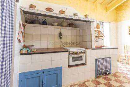 Finca rústica en Menorca con varias edificaciones, piscina, electricidad de red y pozo propio