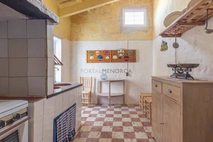 Finca rústica en Menorca con varias edificaciones, piscina, electricidad de red y pozo propio