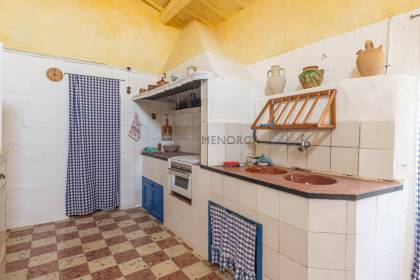 Finca rústica en Menorca con varias edificaciones, piscina, electricidad de red y pozo propio