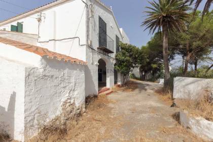 Finca rústica en Menorca con varias edificaciones, piscina, electricidad de red y pozo propio