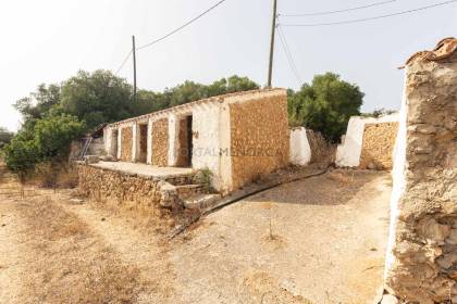 Finca rústica en Menorca con varias edificaciones, piscina, electricidad de red y pozo propio