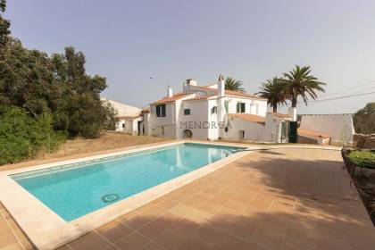 Finca rústica en Menorca con varias edificaciones, piscina, electricidad de red y pozo propio