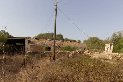 Finca rústica en Menorca con varias edificaciones, piscina, electricidad de red y pozo propio