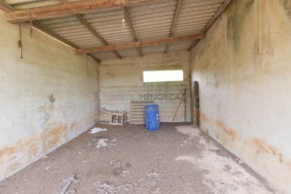 Finca rústica en Menorca con varias edificaciones, piscina, electricidad de red y pozo propio