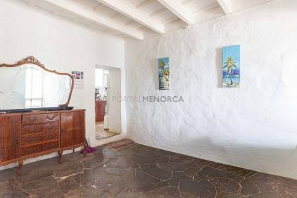 Finca rústica en Menorca con varias edificaciones, piscina, electricidad de red y pozo propio