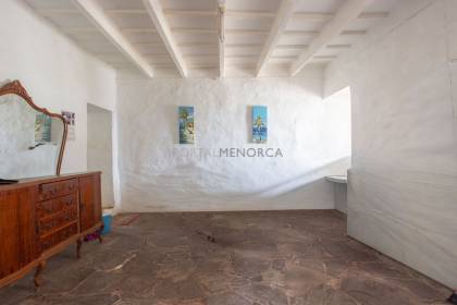 Finca rústica en Menorca con varias edificaciones, piscina, electricidad de red y pozo propio