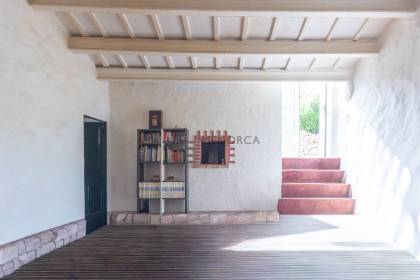 Finca rústica en Menorca con varias edificaciones, piscina, electricidad de red y pozo propio