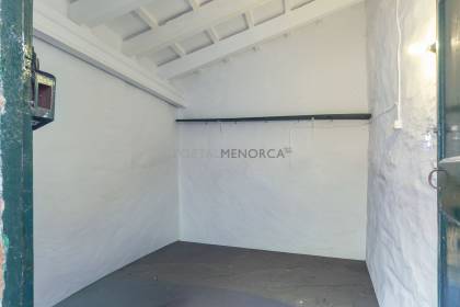 Finca rústica en Menorca con varias edificaciones, piscina, electricidad de red y pozo propio