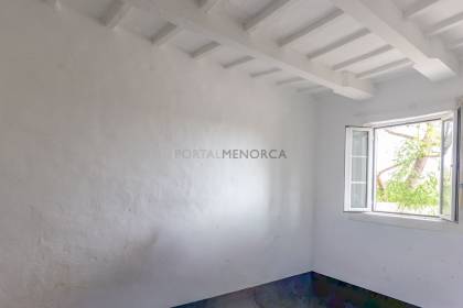 Finca rústica en Menorca con varias edificaciones, piscina, electricidad de red y pozo propio