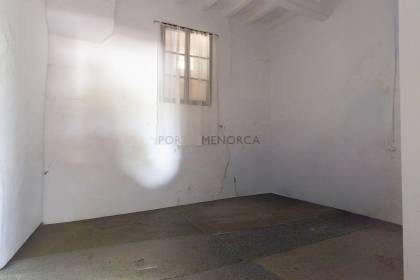 Finca rústica en Menorca con varias edificaciones, piscina, electricidad de red y pozo propio