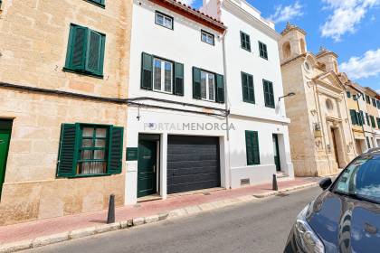 Casa de tres plantas con garaje para dos coches en pleno centro de Maó