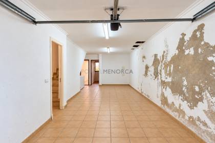 Maison de trois étages avec garage pour deux voitures en plein centre de Maó
