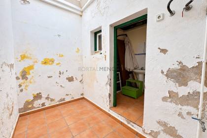 Maison de trois étages avec garage pour deux voitures en plein centre de Maó
