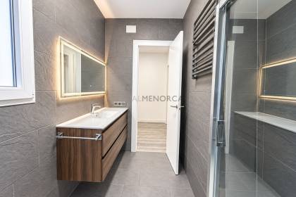 Amplio piso completamente reformado en Mahón