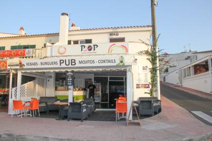 Edificio con bar y cuatro apartamentos en Calan Porter, Menorca.