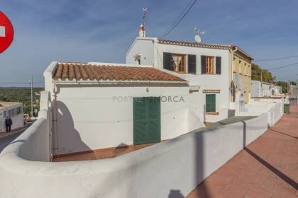 Edificio con bar y cuatro apartamentos en Calan Porter, Menorca.