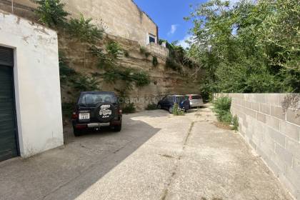 Commercial premises and several garages for sale in Maó