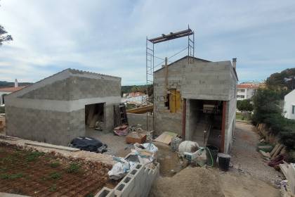 Maison en construction à Es Canutells, côte sud, Minorque.