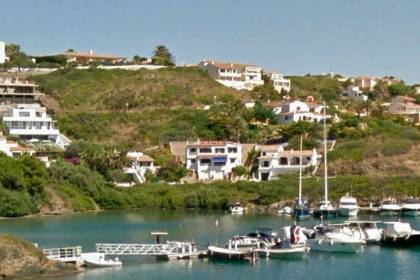 Parcelle constructible à Cala Llonga, avec vues sur la mer à Minorque.