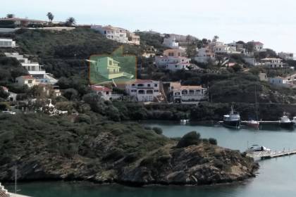 Parcelle constructible à Cala Llonga, avec vues sur la mer à Minorque.