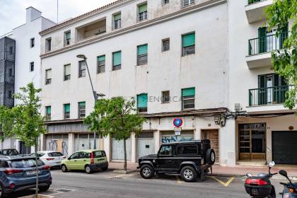 Immeuble de logements et locaux à réformer à Mahón