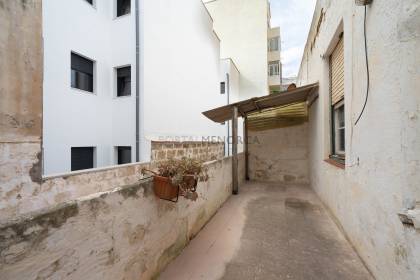 Building with apartments available to renovate in Mahón