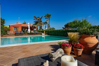 Villa avec vue sur la mer et maison attenante, plage de Punta Prima