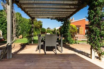 House with sea views and adjoining house on Punta Prima beach.