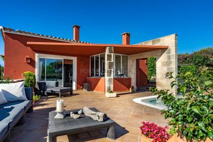 Villa avec vue sur la mer et maison attenante, plage de Punta Prima