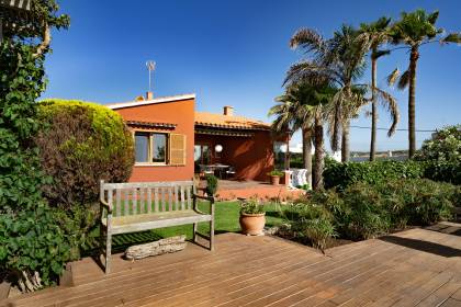 House with sea views and adjoining house on Punta Prima beach.