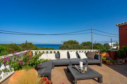 House with sea views and adjoining house on Punta Prima beach.