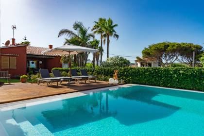 Villa avec vue sur la mer et maison attenante, plage de Punta Prima