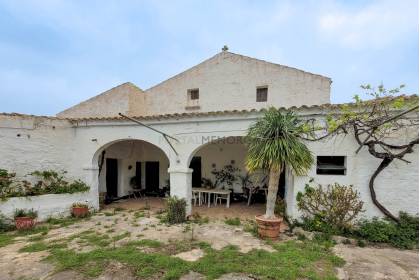 Maison de campagne avec permis de rénovation et piscine.