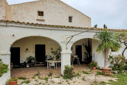 Maison de campagne avec permis de rénovation et piscine.