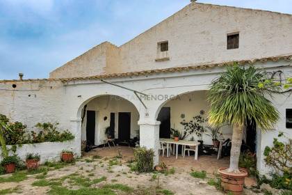 Maison de campagne avec permis de rénovation et piscine.