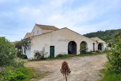 Maison de campagne avec permis de rénovation et piscine.