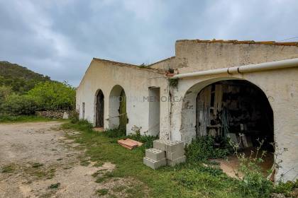 Maison de campagne avec permis de rénovation et piscine.