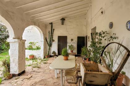 Maison de campagne avec permis de rénovation et piscine.