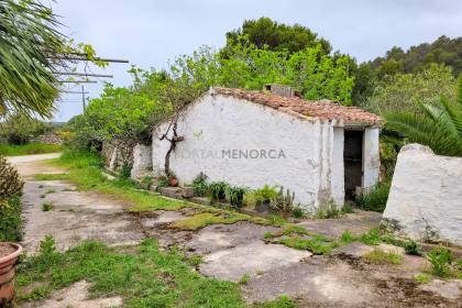 Maison de campagne avec permis de rénovation et piscine.